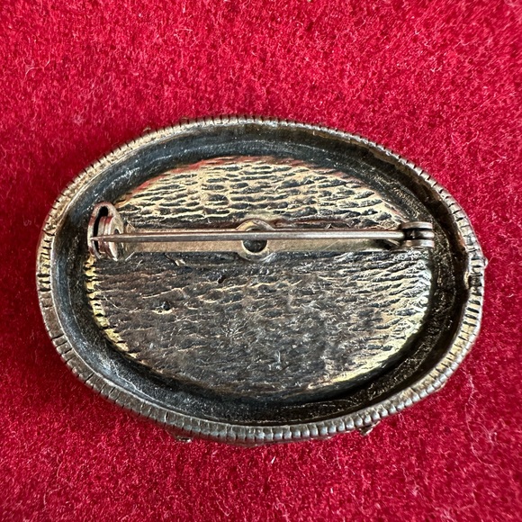 Stunning Vintage green stone brooch. Unsure of the age. Bold green beauty. - Picture 4 of 5